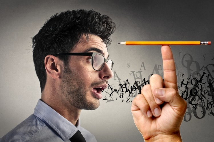 Lặp lại qua các hành động nói, viết để nhớ từ vựng lâu hơn.